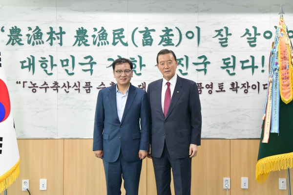 한국농수산식품유통공사(aT) 홍문표 사장은 20일 전남 나주 본사에서 광주지방보훈청 김석기 청장을 만나 국가유공자 지원을 위한 지속적인 협력방안에 대해 논의했다.