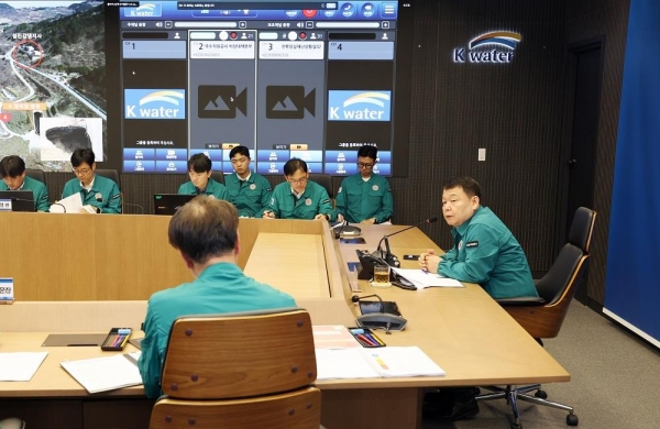 5월 20일, 대전 본사 재난안전상황실에서 윤석대 한국수자원공사 사장(사진 오른쪽)이 훈련을 주재하고 있다.이날 한국수자원공사는 '2025년 재난대응 안전한국훈련'을 실시하고, 전북 섬진강댐에서 지진·화재·정전 등 복합 재난 상황을 가정한 실전 훈련으로 댐의 대응 역량을 집중 점검했다.