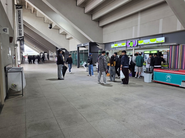 성남시는 오는 5월 24일 성남FC와 부산아이파크 경기부터 탄천종합운동장 내 4곳 매점과 4개 푸드트럭에 다회용기를 도입한다.