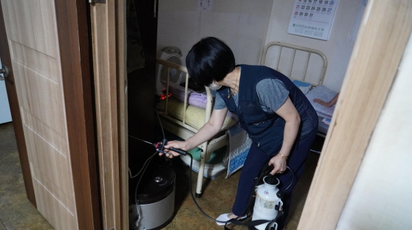 방역·방충 전문업체가 인천시와 인천시사회서비스원이 진행하는 사회복지시설 안전 점검 지원사업에 참여한 인천 지역 한 노숙인 시설을 찾아 방충 작업을 하고 있다.
