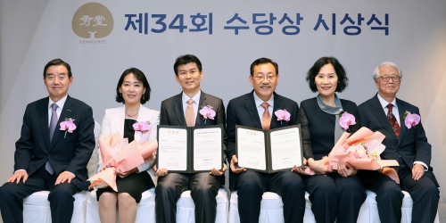 (왼쪽부터) 수당재단 김윤 이사장, 한국과학기술원 이효철 교수 내외, 전북대학교 이중희 교수 내외, 진정일 수당상 운영위원장. [사진 = 삼양그룹]