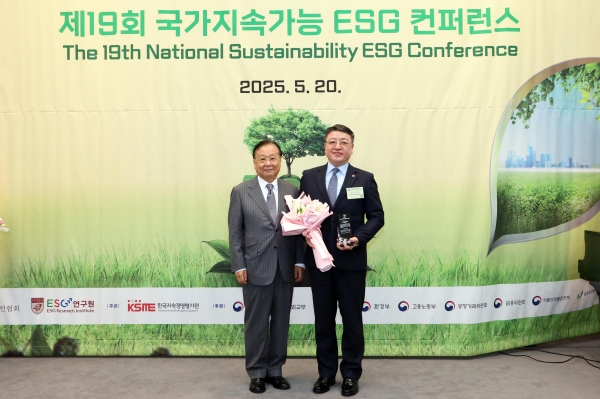국민건강보험공단(남부명 안전경영실장, 오른쪽)은 5월 20일 서울 한국프레스센터에서 개최된 '제19회 국가지속가능경영 ESG 우수기업 시상식'에서 3년 연속으로 종합대상을 수상했다.