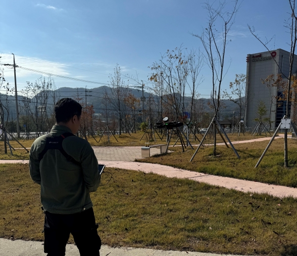 한국수목원정원관리원이 국민대와 공동으로 드론 라이다(LiDAR)를 활용해 정원과 도시숲의 탄소흡수량을 측정하고 있다.
