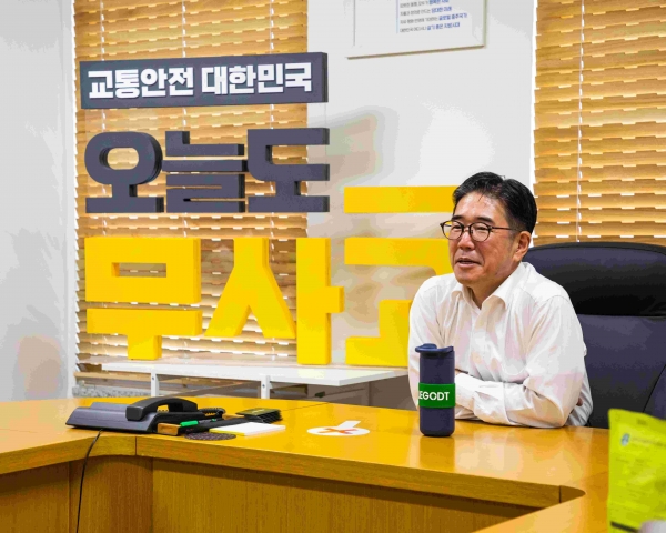 신입직원 의견을 경청하고 있는 정용식 한국교통안전공단 이사장