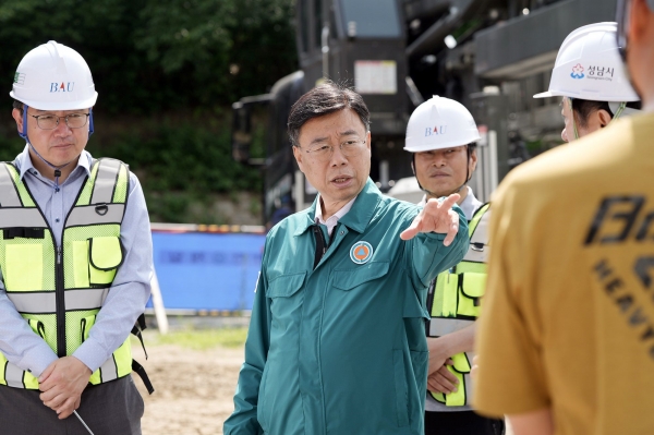 신상진 성남시장이 21일 탄천 교량 복구 공사 현장 점검을 벌이고 있다.