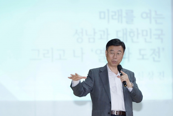 성남 분당중앙고등학교에서 진로 특강 중인 신상진 성남시장