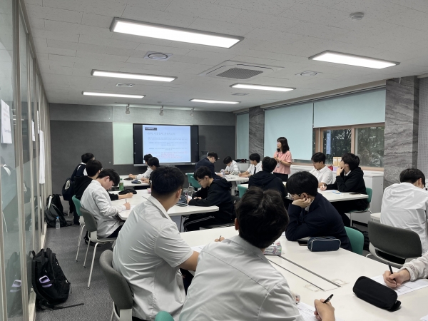 인천시(시장 유정복)는 사회적가치 확산을 위한 '아이(i) 가치나눔' 사업의 일환으로 청소년에게 사회적경제에 대한 기본지식과 사회적경제기업 운영 사례 등을 교육하는 '사회적경제 특강반'을 5월 19일부터 4주간 송도고등학교에서 운영한다.
