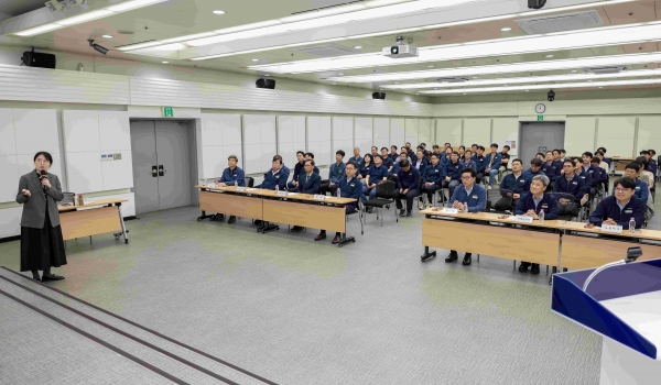 최정규 인천교통공사 사장(가운데 왼쪽)을 비롯한 임직원들이 강연을 듣는 모습)