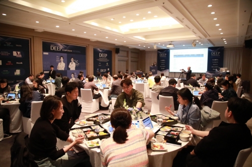 대웅제약과 DNC 에스테틱스가 개최한 딥 심포지엄에서 강연 프로그램이 진행되고 있다
