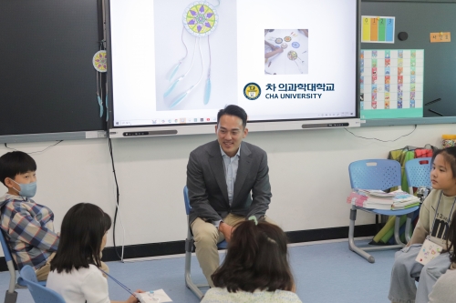 차원태 차 의과학대학교 총장이 포천 노곡초등학교 학생들을 만나 격려하고 있다.