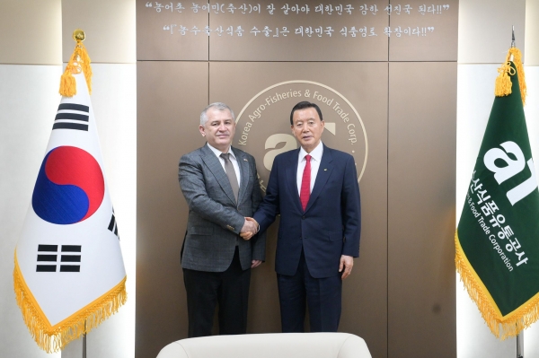 홍문표 aT 사장(우측), 키롬 살로키딘 주한 타지키스탄 대사(좌측)