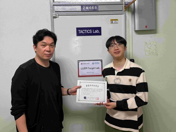 (왼쪽부터)강성우 인하대 산업경영공학과 교수와 TACTICS 연구실 소속 박정인 석사과정 학생.