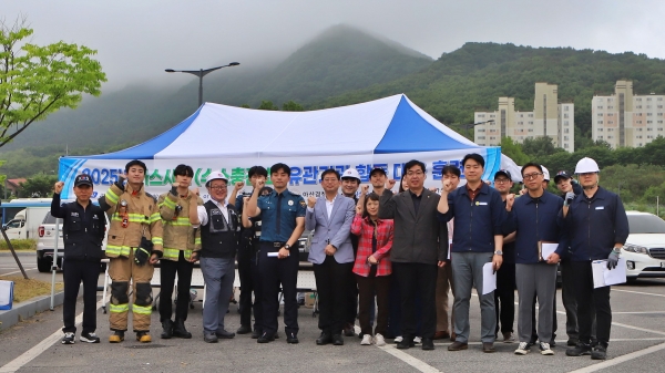 충남 아산시 소재 초사 수소충전소에서 지진으로 인한 재난대비 상시 훈련에 참가한 참가자들이 기념촬영을 하고 있다.(사진제공=한국가스안전공사)