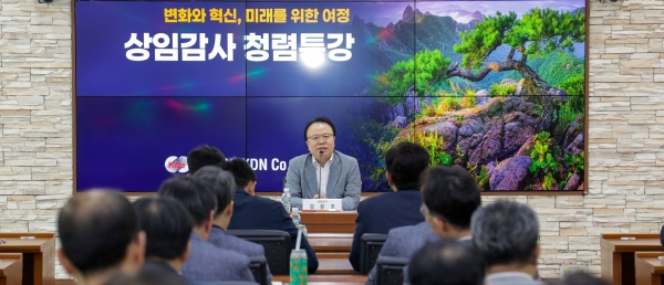 한전KDN 중간관리자 대상 '변화·혁신 리더십 특강'을 진행하고 있는 김문호 한전KDN 상임감사.
