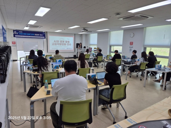 경기도교육청미래과학교육원(원장 박정행)이 22일 하남시 소속 초·중등 교사 20명을 대상으로 '2025 인공지능(AI)과 로봇 활용 교육 파일럿 연수'를 개최했다.