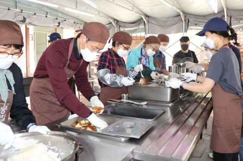 국내 최대 직영 중고차 플랫폼 기업 K Car(케이카)가 23일 천주교 서울대교구 산하 한마음한몸운동본부가 운영하는 무료급식소 명동밥집에서 임직원이 참여하는 식사 나눔 봉사활동을 진행했다. 봉사활동에 참여한 정인국 케이카 사장(좌측 두번째)이 봉사자들과 함께 식사 준비를 돕고 있다.