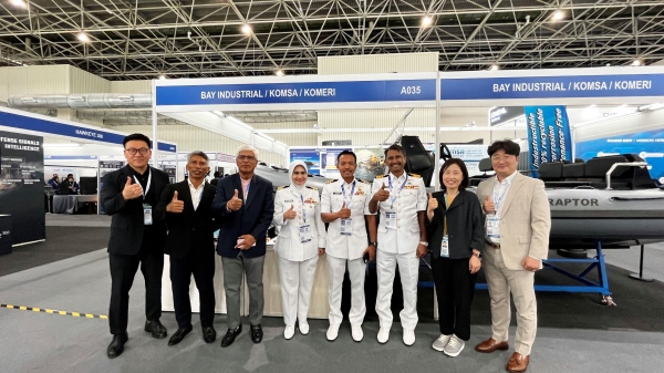 한국해양교통안전공단(KOMSA)이 5월 21일 말레이시아 랑카위에서 열린 '제17회 국제 해양‧항공 전시회(LIMA '25)'에서 말레이시아 해군 관계자들과 친환경선질(HDPE)선박 수출 계약 체결 후 기념촬영 중인 모습