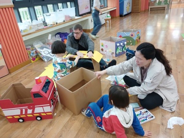 경기도교육청남부유아체험교육원(원장 진영란)이 경기도 내 3~5세 유아와 가족을 대상으로 '온가족 행복마실'을 운영한다.