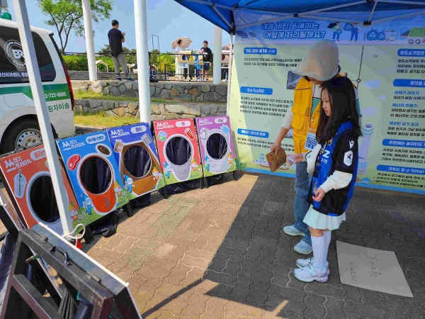 유소년 축구대회 참가자가 올바른 분리배출 스트라이커에 참가하고 있다. (사진제공=인천환경공단)