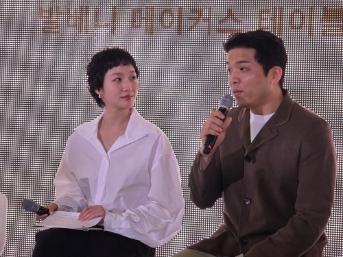 발베니 뮤즈로 미디어데이 행사를 찾은 배우 김고은(왼쪽)과 안성재 셰프. [사진 = 안솔지 기자]