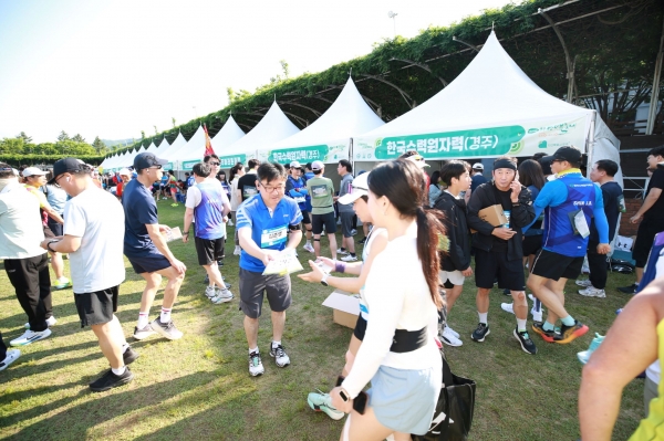 한수원이 지난 25일 무주에서 열린 2025년 무주하프마라톤대회에 참여해 양수발전 홍보활동을 펼쳤다.