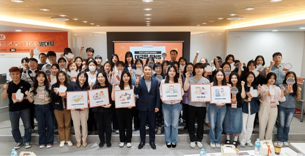 지난 23일 소상공인시장진흥공단 대전 전용교육장에서 열린 '대국민 SNS 기자단' 발대식에서 손운상 소진공 비상임이사(앞줄 가운데)와 기자단이 기념 촬영을 하고 있다.