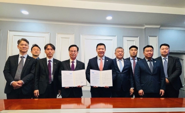 최춘식 한국석유관리원 이사장(왼쪽)과 오트공수흐 몽골 국립민간항공센터 CEO(오른쪽)가 MOU를 체결하고 있다.