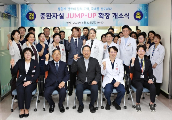 한림대학교성심병원 중환자실 확장 개소식에서 기념 촬영을 하고 있다. 맨 앞줄 왼쪽부터 윤금선 한림대학교성심병원 간호부장, 김용선 한림대학교의료원장, 윤희성 학교법인일송학원 이사장, 김형수 한림대학교성심병원장, 이승대 한림대학교성심병원 행정부원장