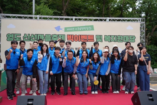 안병길 한국해양진흥공사 사장이 KOBC바다사랑 봉사대원과 함께 봉사활동 시작을 기념하여 사진을 촬영 하고 있다.