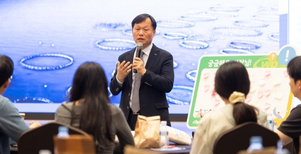 한국서부발전은 지난 5월 21일부터 22일까지 이틀 동안 충남 부여에서 입사 1년을 맞은 직원 53명과 'Re:One(다시 하나) 워크숍'을 개최했다. (이정복 서부발전 사장이 '서부발전의 현재와 미래'를 주제로 소통하는 모습)