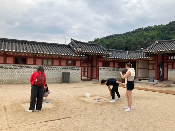 수원문화재단(대표이사 오영균)은 5월부터 화성행궁 우화관 앞마당에서 '전통놀이 체험존'을 상설 운영하고 있다.