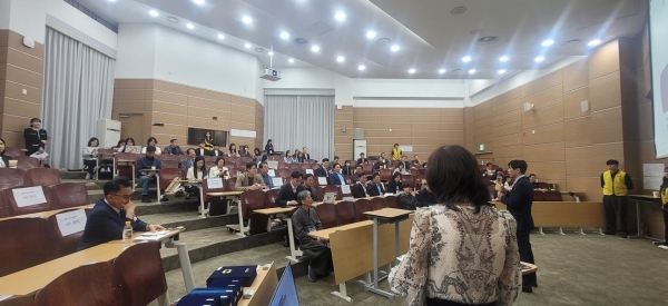 2025 한국상품학회 춘계학술대회 국립인천대학교 안영효 교수 축사 모습.