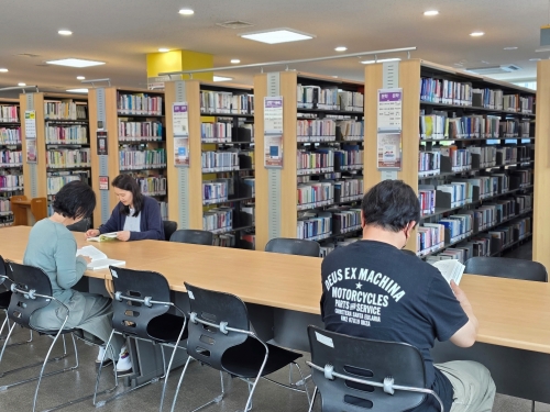 ▲ 재개관한 성동구립용답도서관 2층 문헌정보실 모습 [사진= 성동구 제공]