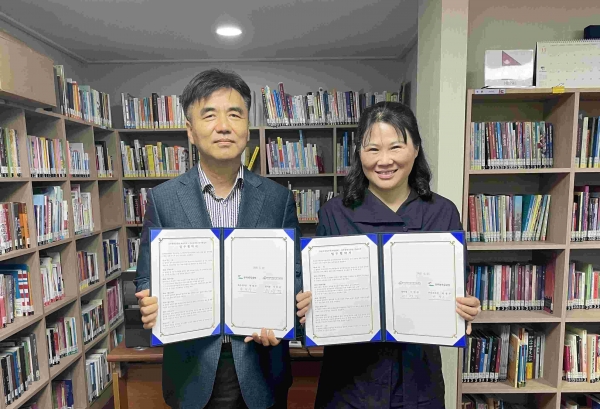 공무원연금공단(이사장 김동극) 부산지부는 27일 부산외국인주민지원센터와 외국인 주민의 권리보호와 권익 증진을 위한 업무협약(MOU)을 체결했다.