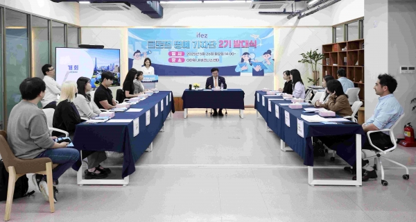 IFEZ 글로벌 기자단과 윤원석 인천경제청장이 지난 26일 송도지타워에서 발대식을 갖고 기념 촬영을 하고 있다.