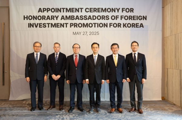 산업통상자원부(장관 안덕근, 이하 산업부)와 KOTRA(사장 강경성)는 27일 한국투자홍보대사 위촉식을 열었다. 참석자들이 기념사진을 촬영하고 있다. (왼쪽부터 ▲문휘창 서울과학종합대학원 총장, ▲숀 블레이클리 PwC, 주한영국상공회의소 회장, ▲안충영 중앙대 교수, ▲유법민 산업통상자원부 투자정책관 ▲김우규 머크코리아, 주한독일상공회의소 대표 ▲김태형 인베스트코리아 대표)
