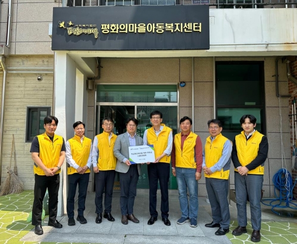 최원일 국가철도공단 시설본부장 및 직원봉사단이 27일 신종근 평화의 마을 아동복지센터장에게 후원금을 전달 후 기념촬영을 하고 있다.