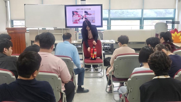 성남시는 5월 21일 성남산업단지관리공단 내 입주업체 직원을 대상으로 화재 안전교육을 실시하고 있다.
