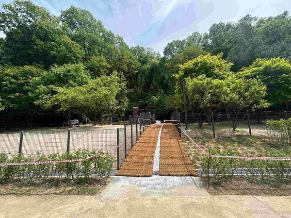 성남시 낙생대 공원 내 반려견 놀이터.왼쪽 대형견, 오른쪽 중·소형견 전용 공간