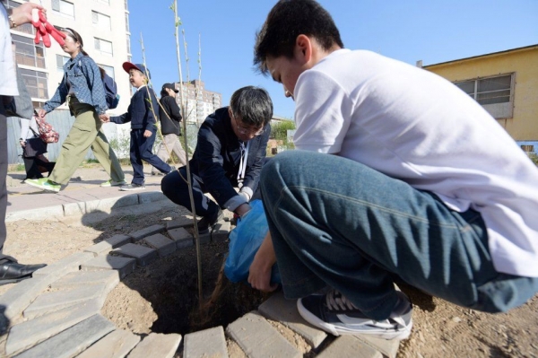 인천시교육청(교육감 도성훈)은 26일 한국-몽골 창의융합교육 국제교류 활동의 일환으로 몽골 44번 학교에 나무를 심으며 '읽걷쓰' 교육의 핵심 가치인 '애기애타'(나를 사랑하듯 남을 사랑하는 사람)를 실천했다.