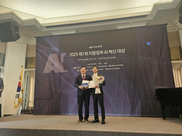 (왼쪽부터) 임규진 아주경제 사장, 김영신 인천시 항공과장