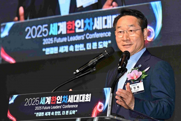 유정복 인천광역시장이 27일 송도컨벤시아에서 열린 '2025 세계한인차세대대회'에서 환영사를 하고 있다.