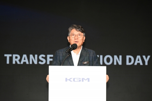 KGM이 지난해 8월 트랜스포메이션 데이를 열고 미래 모빌리티 기업으로 도약을 위한 주요 전략 공유 및 신차 '액티언' 을 출시하며 새로운 변화와 시작을 공식 선언했다. 사진은 곽재선 KGM 회장이 인사말을 하는 모습.