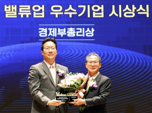 지난 27일 서울 여의도 한국거래소에서 열린 밸류업 우수기업 시상식에서 양종희 KB금융그룹 회장(오른쪽)과 김범석 기획재정부 장관 직무대행 제1차관(왼쪽)이 기념 촬영을 하고 있다. [사진=KB금융]