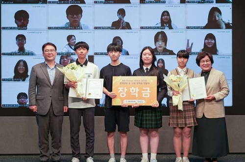 지난 27일 서울시 영등포구 여의도동에 위치한 KB국민은행 신관에서 열린 'KB인재양성' 장학금 전달식에서 이인규 KB국민은행 ESG상생금융부장(왼쪽)과 윤종선 사단법인 부스러기사랑나눔회 대표(오른쪽)가 장학생들과 기념촬영을 하고 있다. [사진=KB국민은행]
