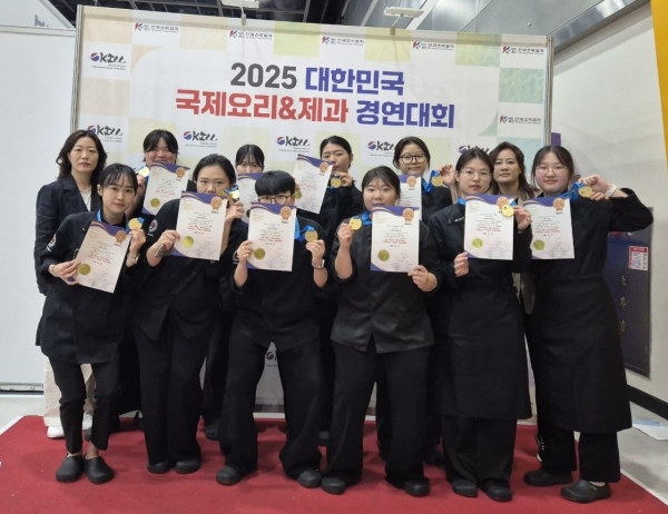수원여자대학교(총장 이난경) 호텔외식조리과(학과장 최영심)가 지난 5월 23일부터 25일까지 서울 양재동 aT센터에서 열린 '2025 대한민국 국제요리&제과 경연대회' 콜드뷔페 부문에 참가해 참가자 전원이 금상을 수상하고 특히 기관장상인 우수상(국회위원상)까지 수상하는 쾌거를 이뤘다.