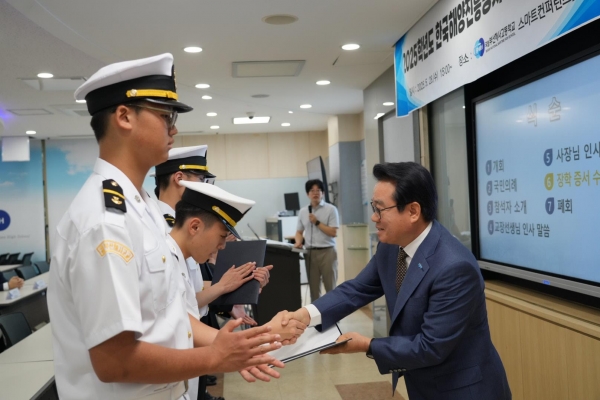 안병길 한국해양진흥공사 사장이 부산 해사고 장학생에게 장학증서를 수여하고 있다.