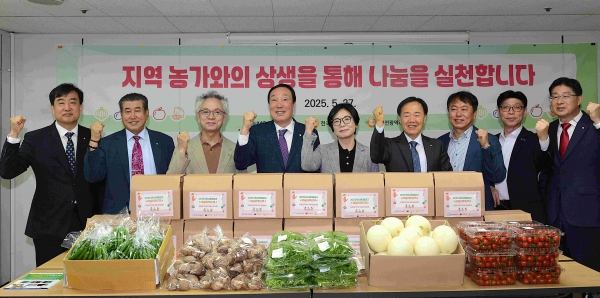 지난 27일 전국푸드뱅크와 새마을금고중앙회는 지역 내 저소득 취약계층을 위한'어글리푸드'전달식을 가졌다.(사진제공=한국사회복지협의회)
