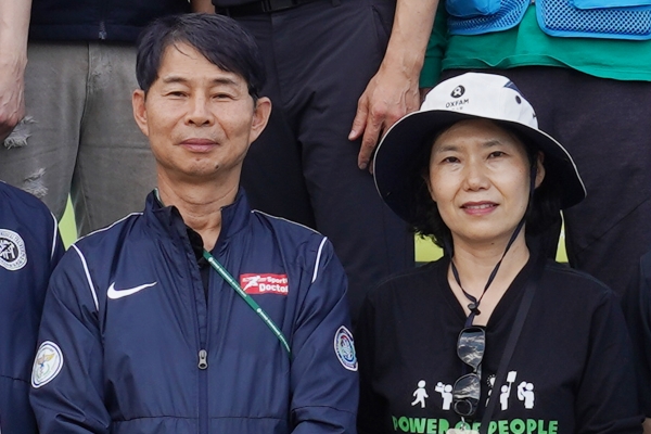 김태영 박사(대회의무위원장 겸 한국스포츠마사지자격협회장)이(좌측) 2025 옥스팜트레일워커대회장인 지경영 옥스팜코리아 대표(우측)와 기념촬영하고 있다.