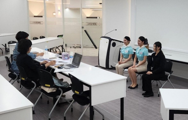 재능대학교에서 열린 '모의면접 경진대회'에서 참가자들이 실전처럼 면접을 보고 있다. 이번 대회는 재학생과 지역청년에게 모두 개방돼 취업역량 강화를 도왔다. (사진제공=재능대학교)